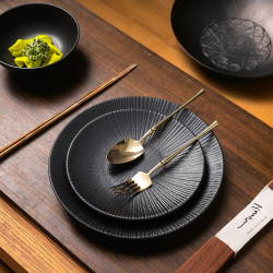 Wholesale Japanese Ceramic Striped Plates 10 Inch Matte Black Dinner Plates for Steak and Pasta